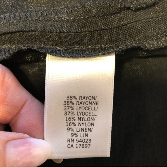 Banana Republic Size 2 Straight Black Skirt with Front Tiers - Picture 5 of 9